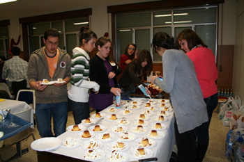 Momento flan, los monitores preparan y sirven el postre.